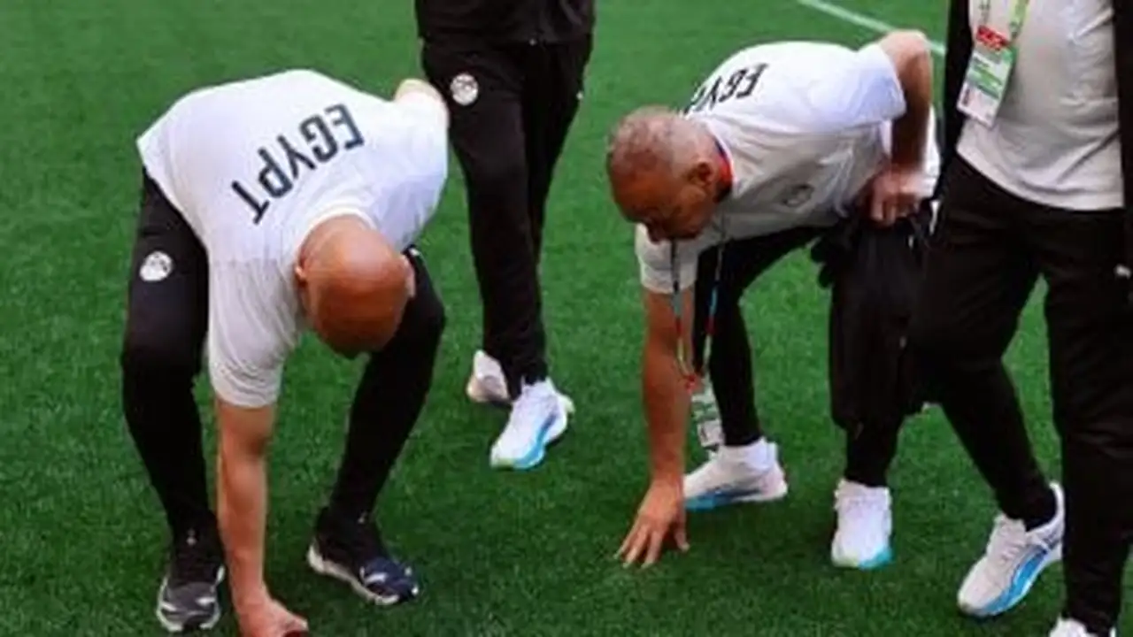 حسام حسن وفريقه يتفقدون ملعب مباراة نيوزيلندا في كأس العالم